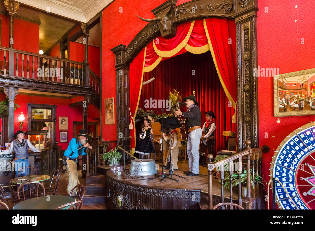 Live-Musik im Saloon auf der Main Street mit Kleinkindern gekleidet in Cowboy-Kostüme, '1880 Town', Murdo, South Dakota, USA Stockfoto