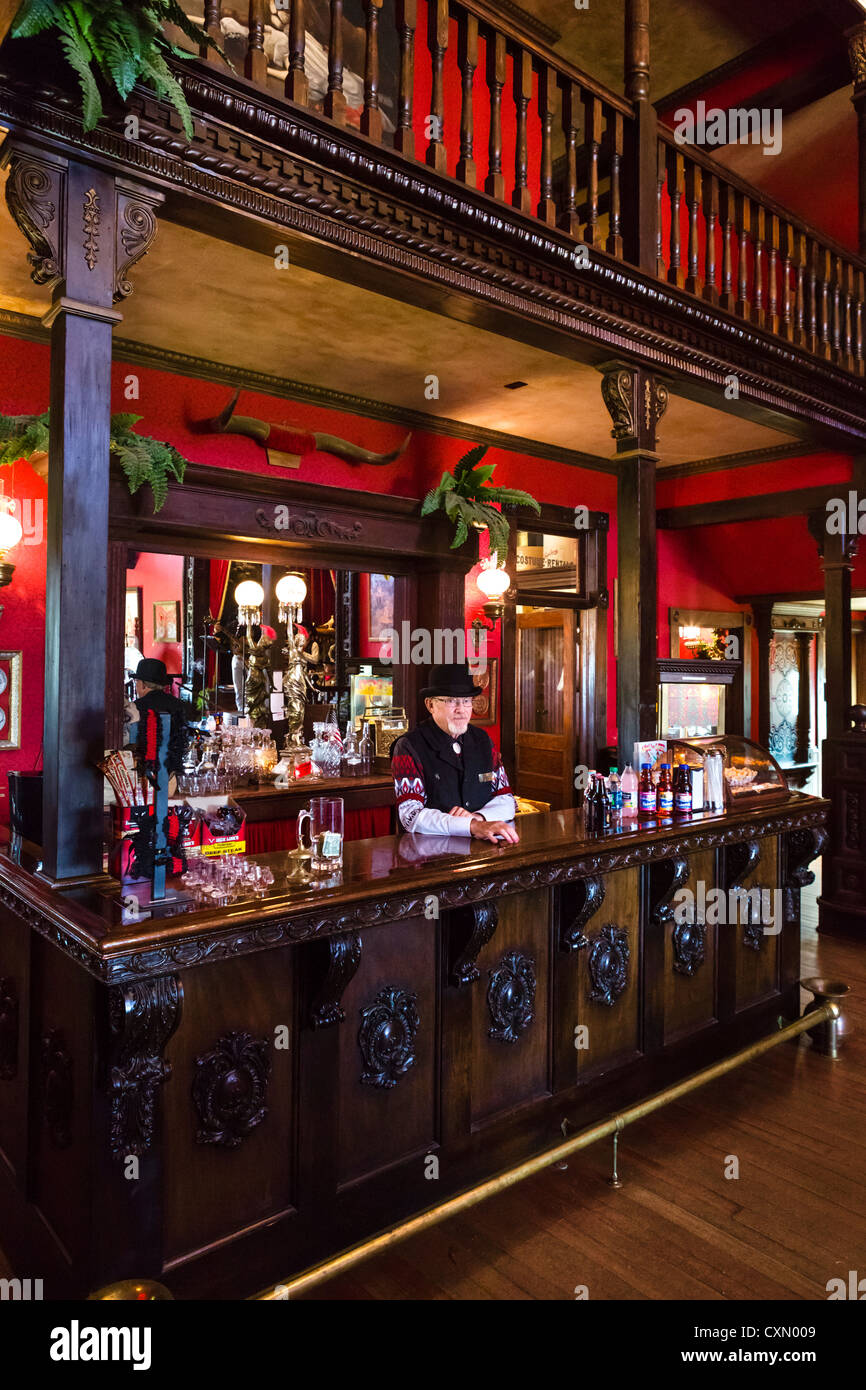 Barkeeper im Salon auf der Main Street, "1880 Town" westliche Regionalabdeckung, Murdo, South Dakota, USA Stockfoto