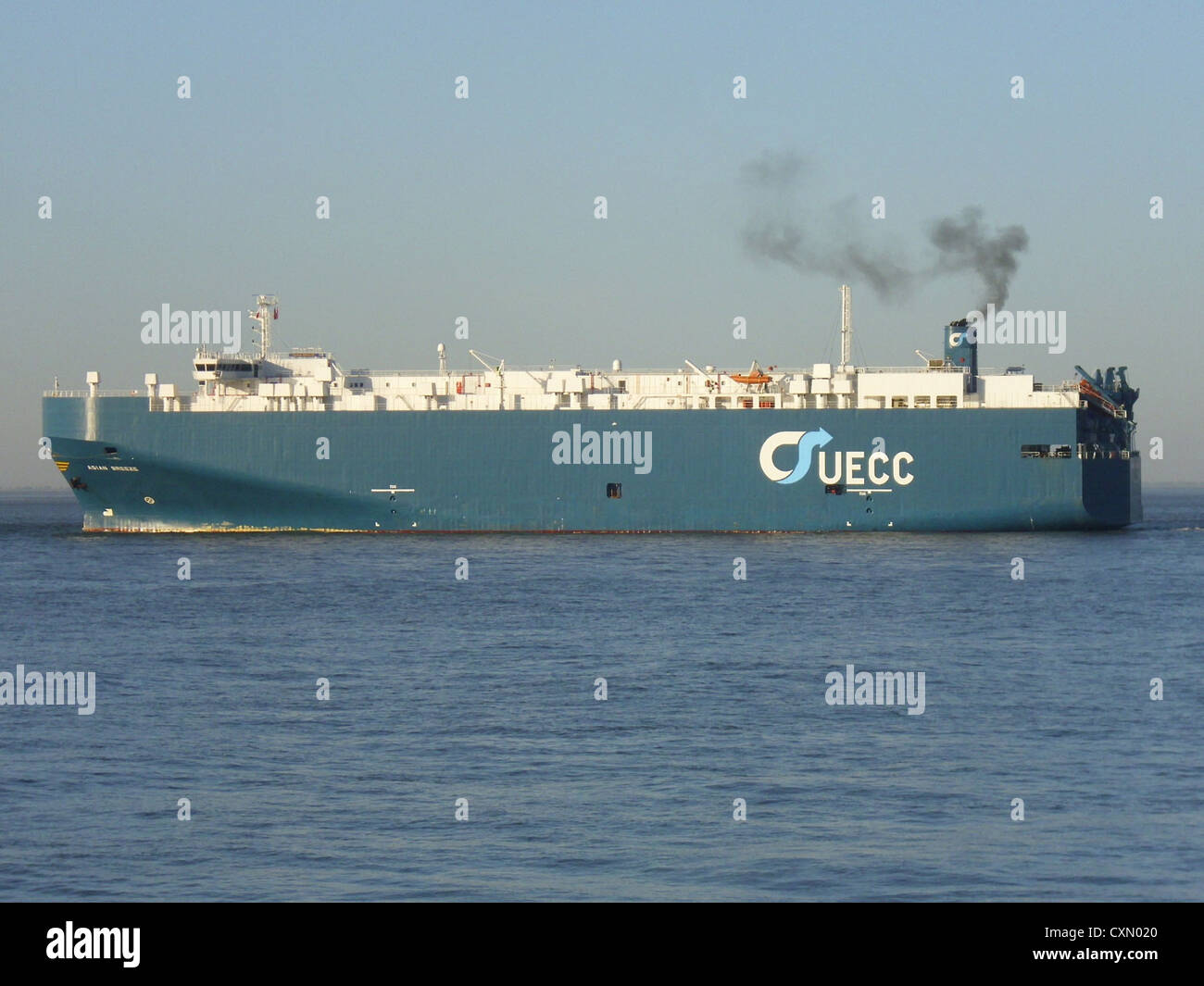 Das Autotransportschiff '''Asian Breeze'' ' hat gerade verlassen den Hafen von Cuxhaven und übernimmt nun die Leitung an die Nordsee. Stockfoto