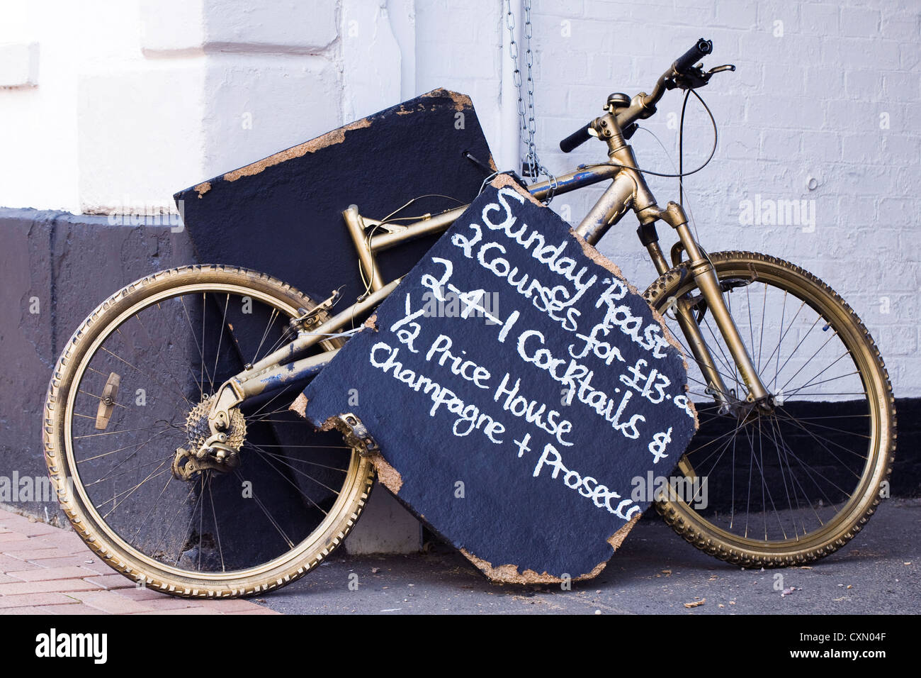 Werbung am Sonntag zum Mittagessen an die alte Auktionator Pub in Banbury, Oxfordshire. Stockfoto