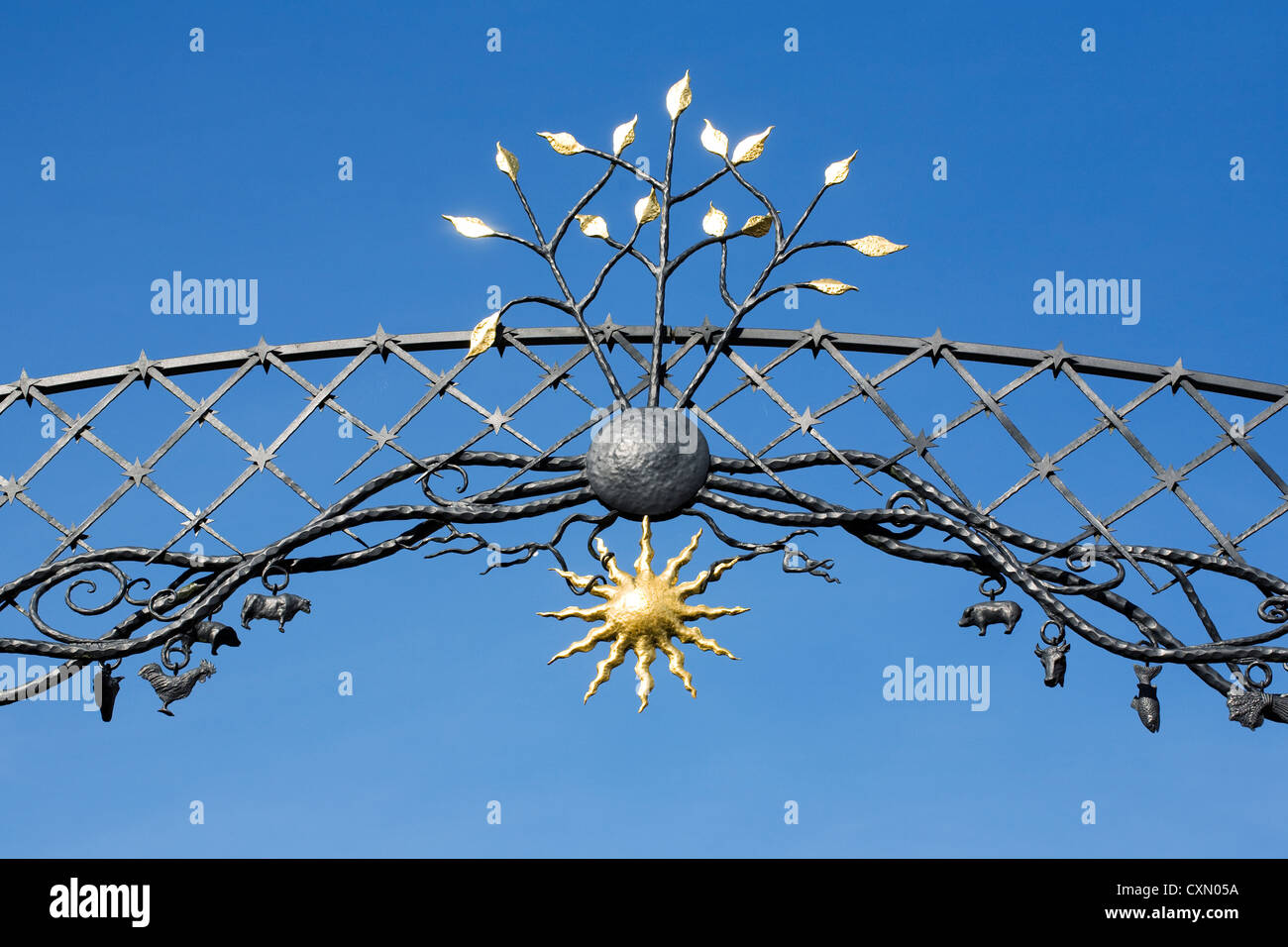 Dekorative Eisen Bogen über dem Eingang zum Metzger Zeile, Banbury, Oxfordshire. Stockfoto