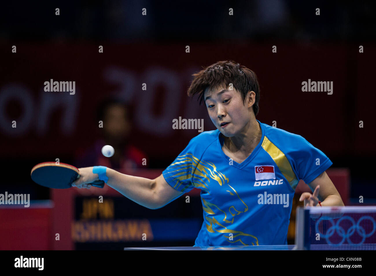Tianwei Feng (SIN) im Wettbewerb mit der Bronzemedaille Spiel im Damen Tischtennis bei den Olympischen Sommerspielen 2012 in London Stockfoto