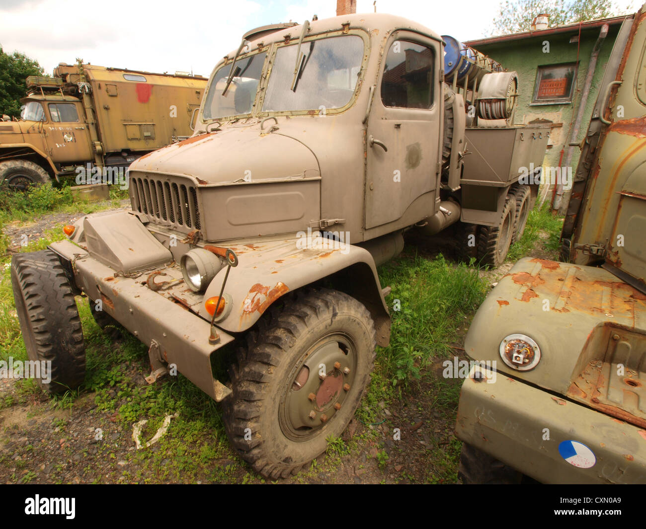 Der Praga V3S ist ein militärischer Transportwagen, der von verschiedenen Streitkräften eingesetzt wird. Es ist mit schweren Rüstungen und einer Vielzahl von militärischen Werkzeugen für Kampfeinsätze und Transporteinsätze ausgestattet, die für Kriegsbedingungen ausgelegt sind. Stockfoto