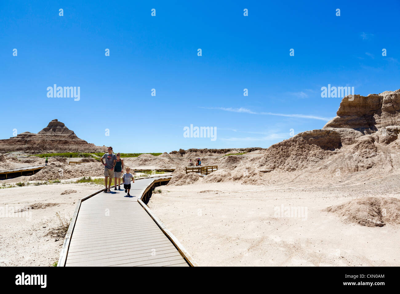 Junge Familie auf Promenade des fossilen Ausstellung Trail, Badlands Nationalpark, South Dakota, USA Stockfoto