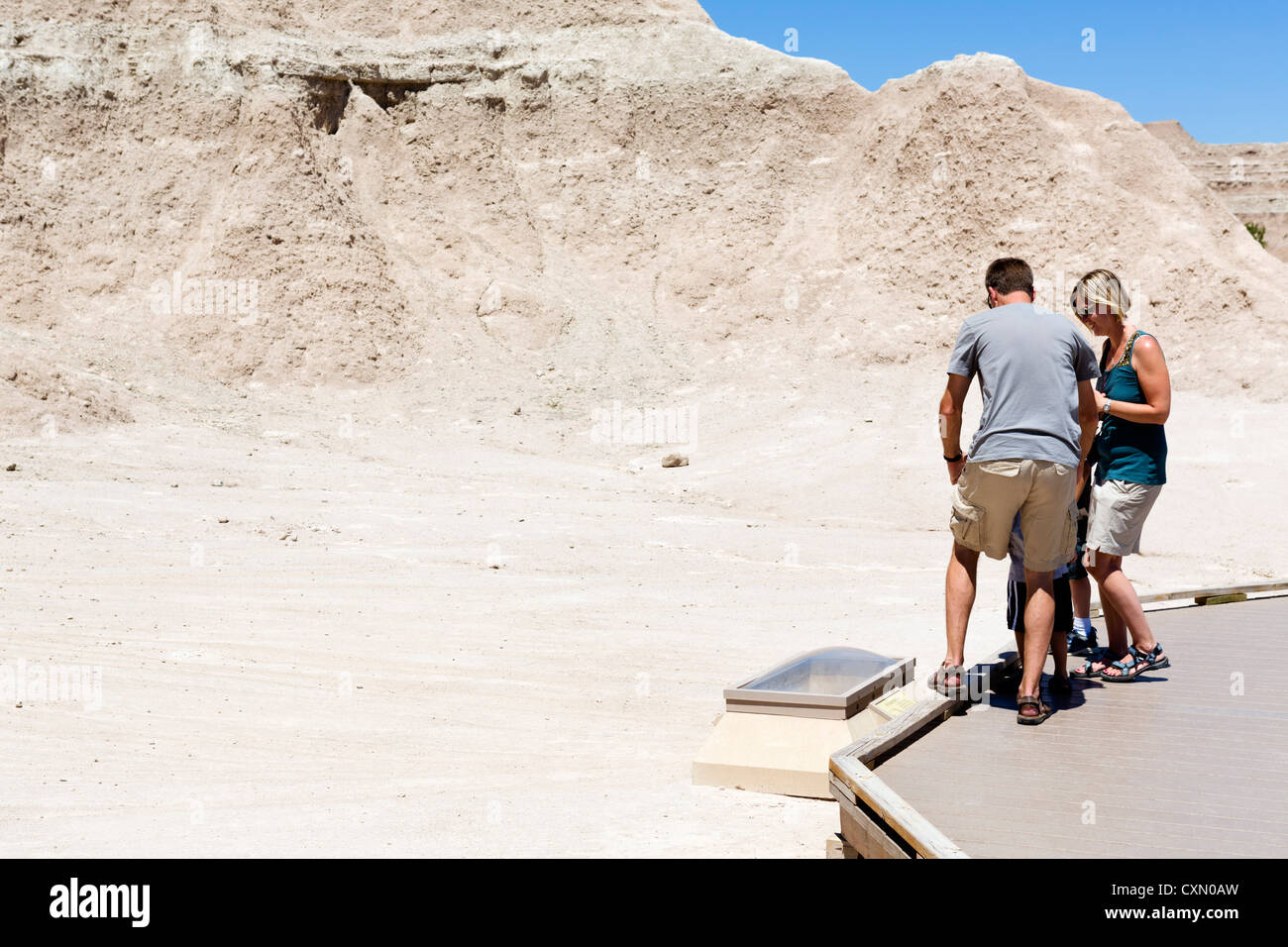 Junge Familie sucht in einer Ausstellung auf den fossilen Ausstellung Spuren, Badlands Nationalpark, South Dakota, USA Stockfoto
