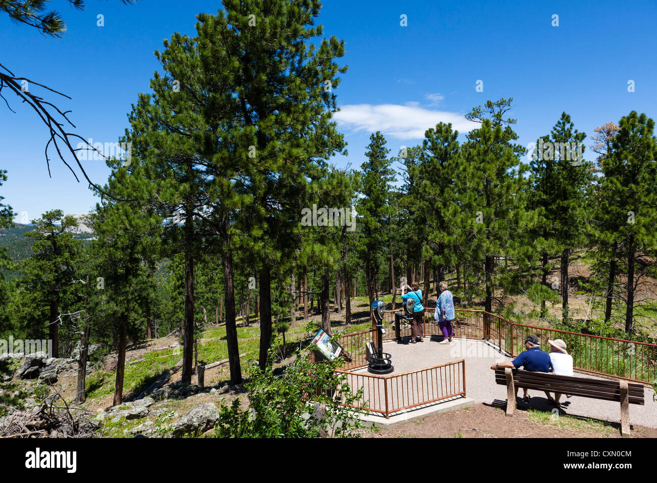 Touristen an der Norbeck Aussichtspunkt auf die Iron Mountain Road, die Black Hills National Forest in der Nähe von Keystone, South Dakota, USA Stockfoto