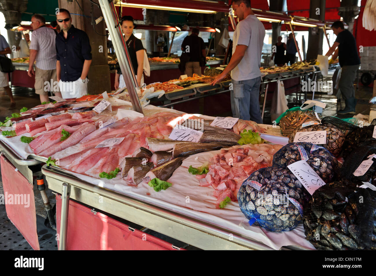 Fischmarkt von Rialto, Venedig, Italien. Stockfoto