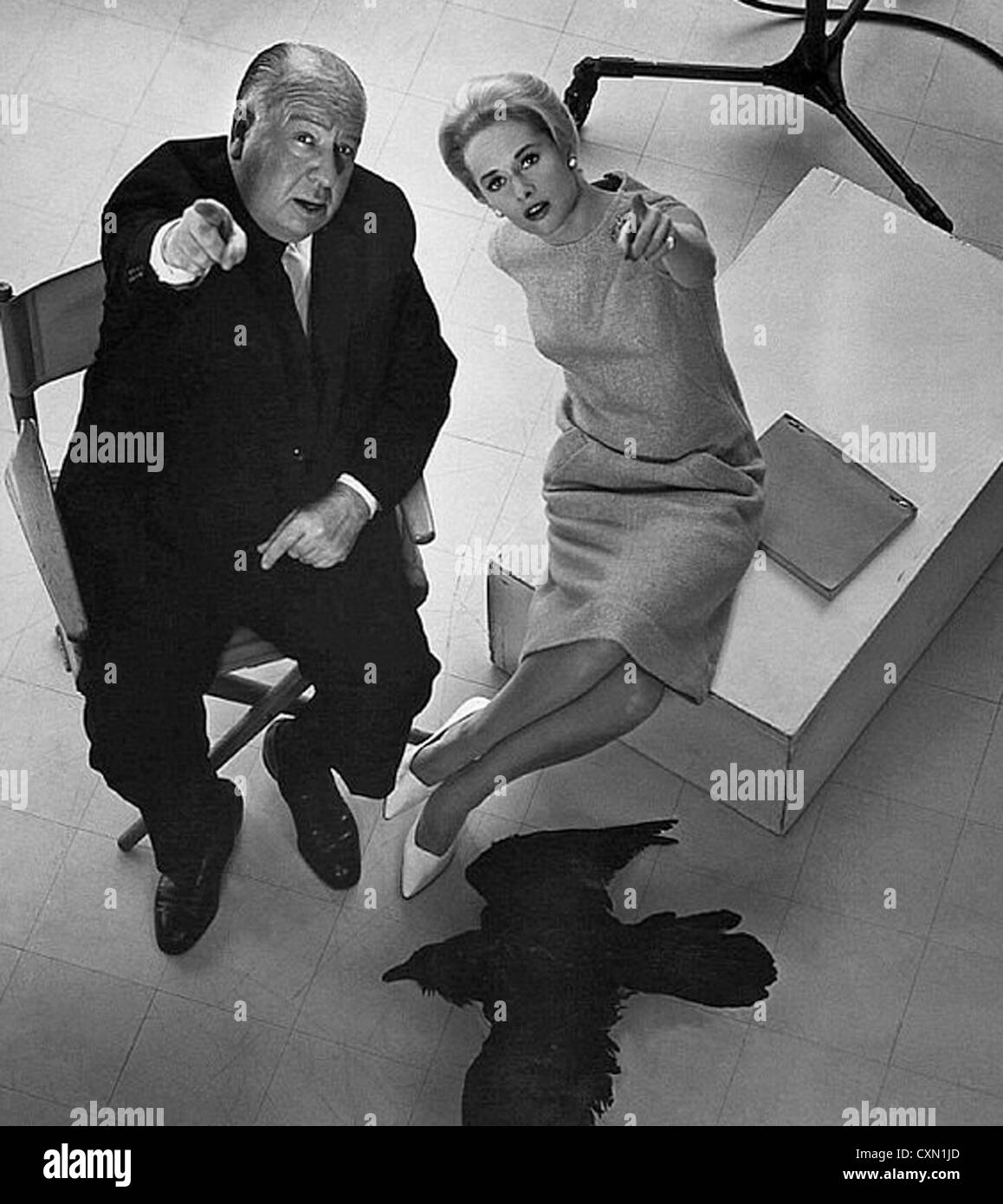 ALFRED HITCHCOCK mit Tippi Hedren am Set von ihrem 1963 Film The Birds Stockfoto
