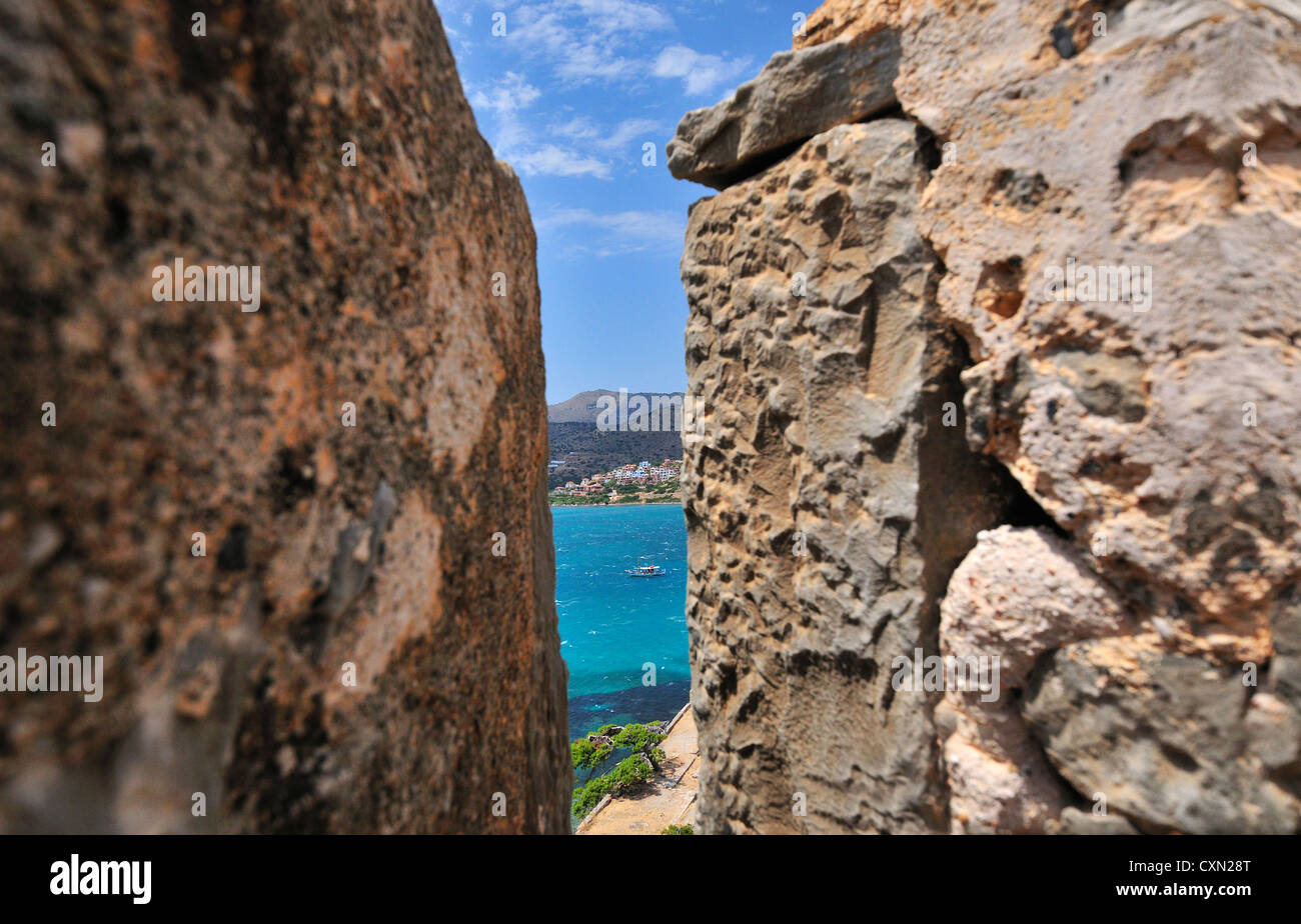 Blick von der osmanischen Bastion von einer Caique Überführung Touristen auf Spinalonga, Spinalonga diente früher als einer Lepra-Kolonie Stockfoto