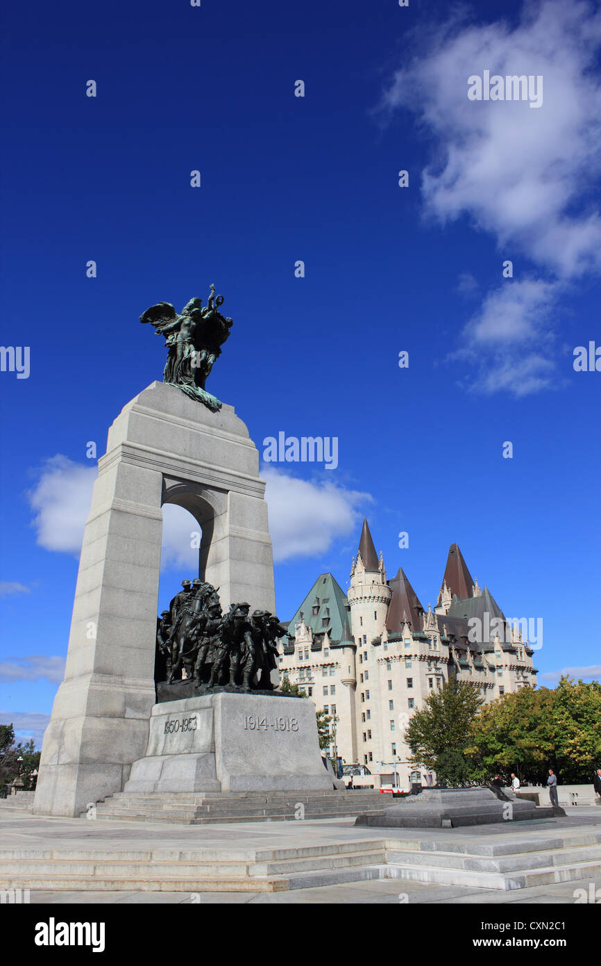 National War Memorial mit Chateau Laurier Ottawa Ontario Kanada Stockfoto
