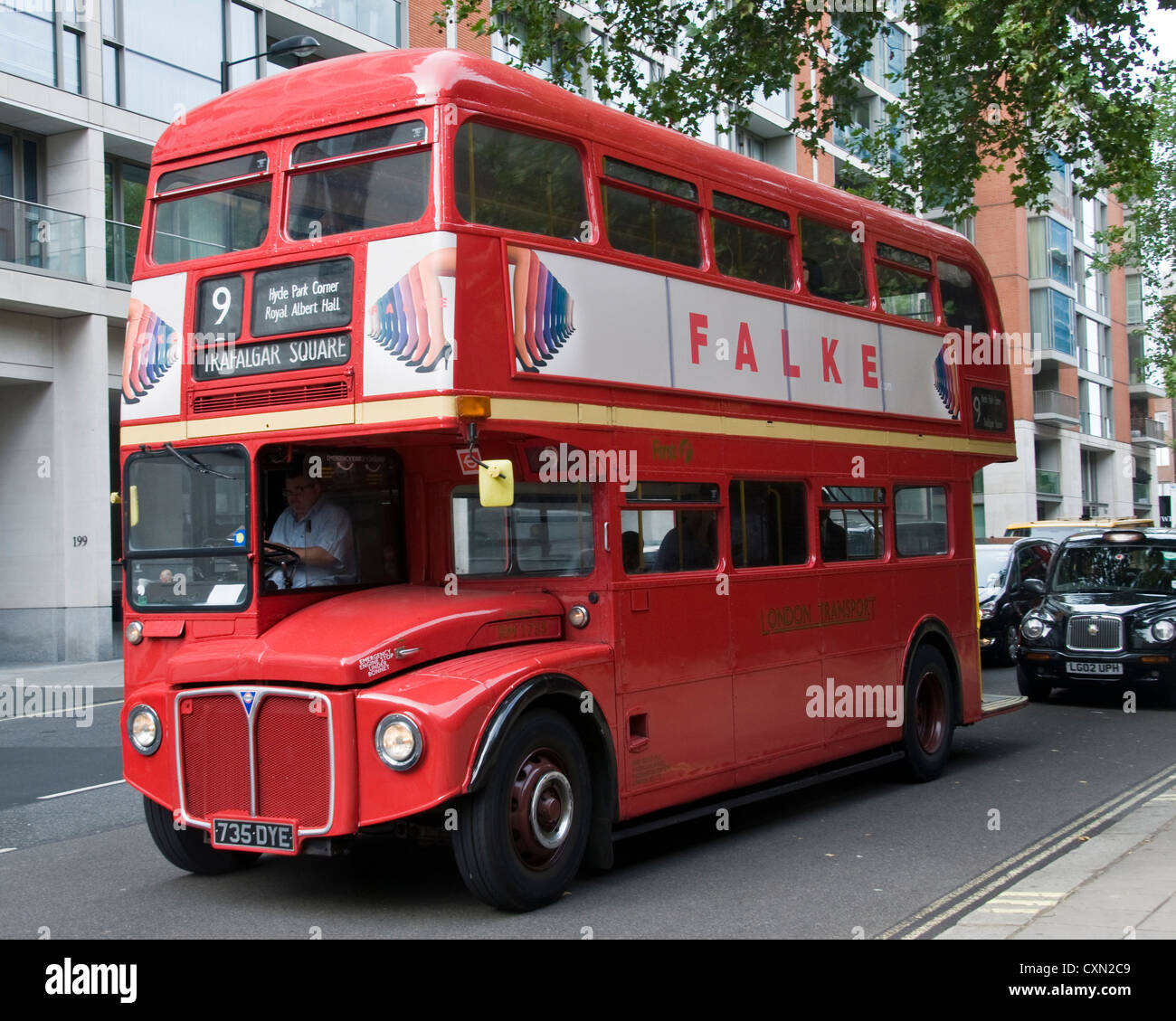 -Bus Nr. 9 RM Ziel Trafalgar Square in London mit schwarzen Taxi im Hintergrund. Stockfoto