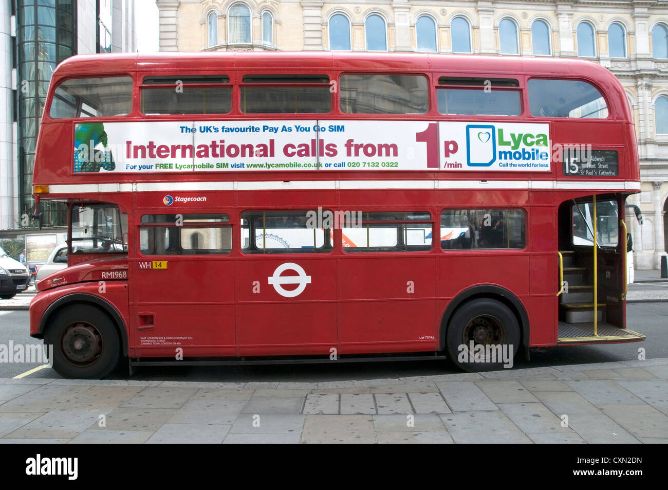 Londoner Routemaster Bus geparkt am Strand, London nach Osten. Charing Cross Station im Hintergrund. Stockfoto