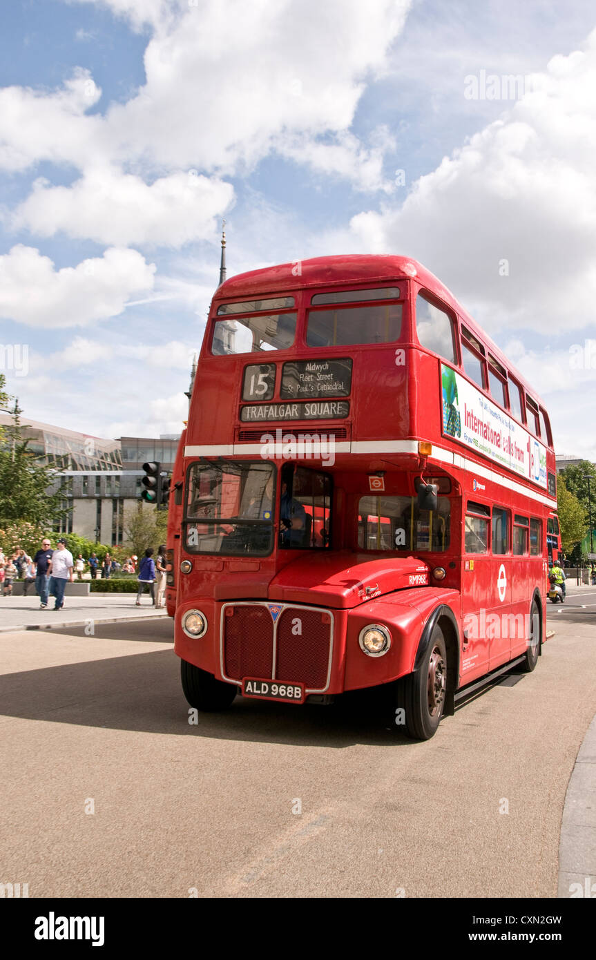 Londoner Routemaster Bus Reisen West in Richtung St. Pauls. Stockfoto