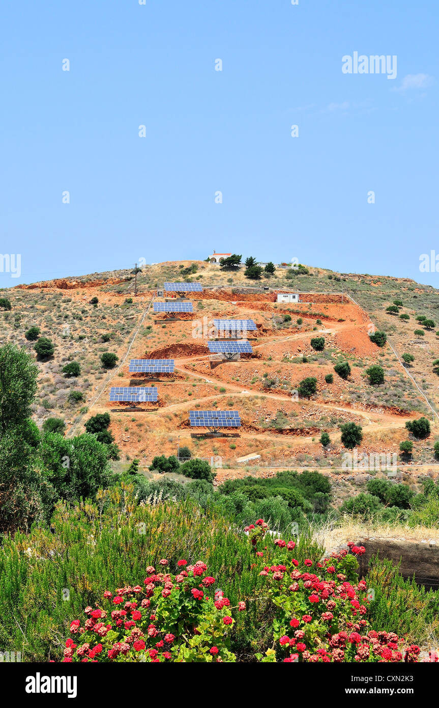 Sonnenkollektoren auf Südseite Hügel in der Nähe Elounda, Kreta, Griechenland Stockfoto