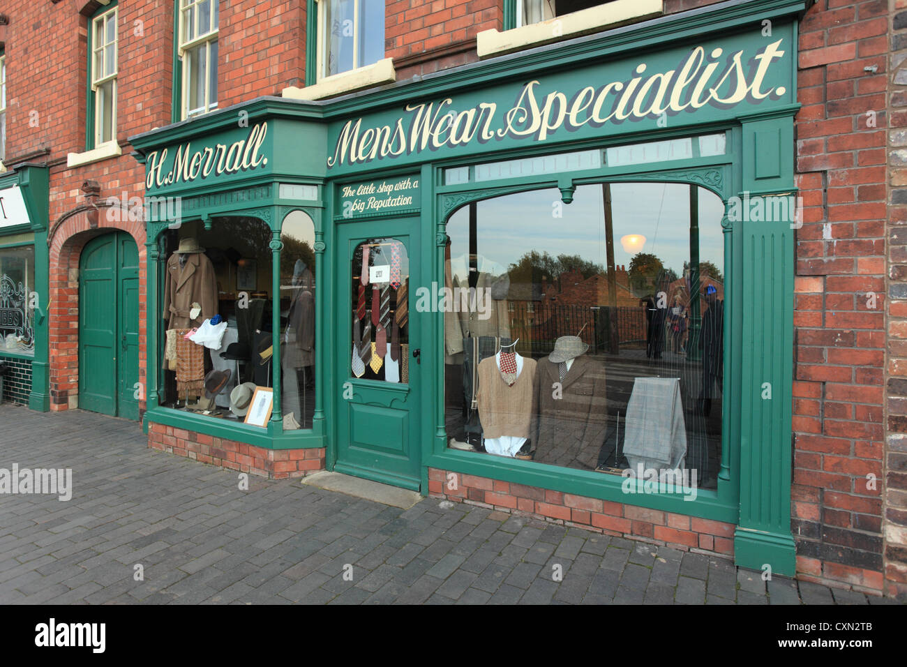 Mitte des zwanzigsten Jahrhunderts Geschäfte im Black Country Living museum Stockfoto