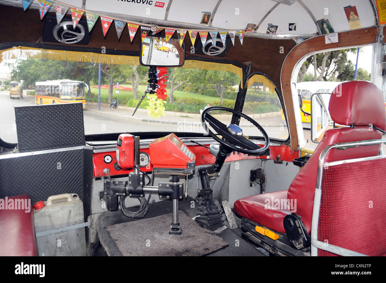 Ansicht der hochdekorierten Fahrerhaus in Vintage-maltesischen Bus. Stockfoto