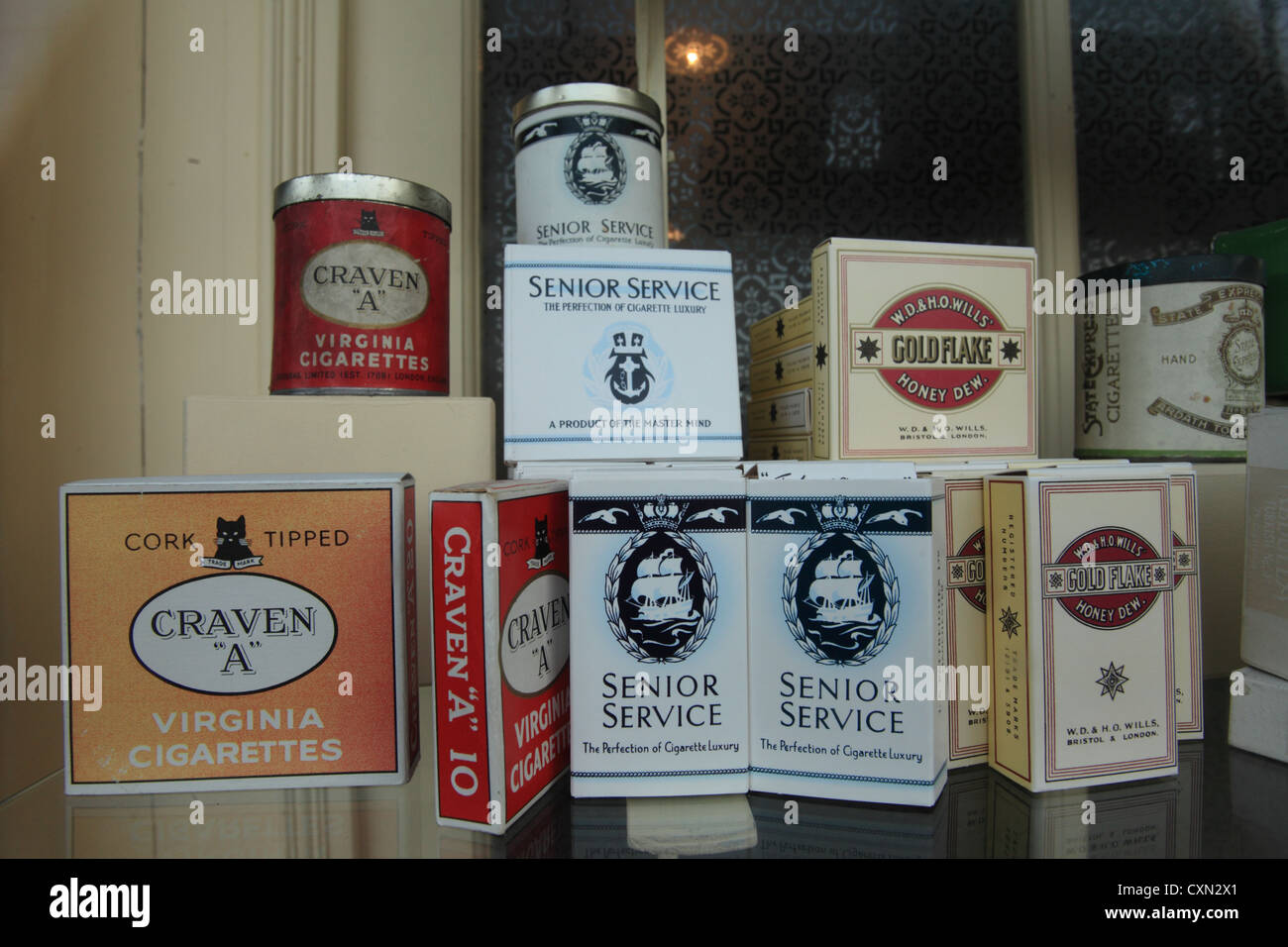 Vintage Zigarettenschachteln (Britisch) aus nach dem zweiten Weltkrieg bis in die 1970er Jahre. Stockfoto