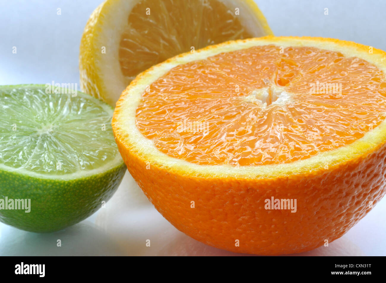 Zitrusfrüchte, halbierte Zitrone Limette orange Stockfoto
