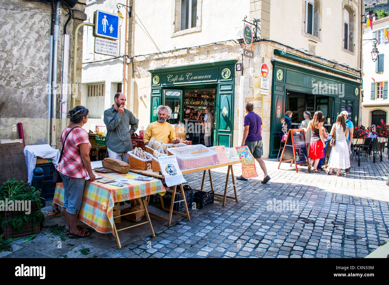Artisan Brot Verkäufer an einer Ecke stand am Markttag in der mittelalterlichen Stadt von Foix, Midi-Pyrenäen, Frankreich Stockfoto