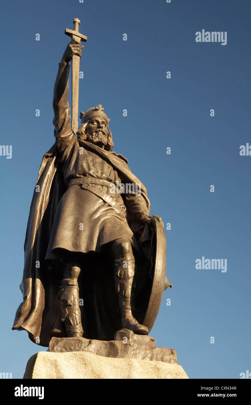 Die Statue von König Alfred dem großen überblickt die Stadt Winchester, historische Hauptstadt des alten Königreichs Wessex. Hampshire, England, Vereinigtes Königreich. Stockfoto