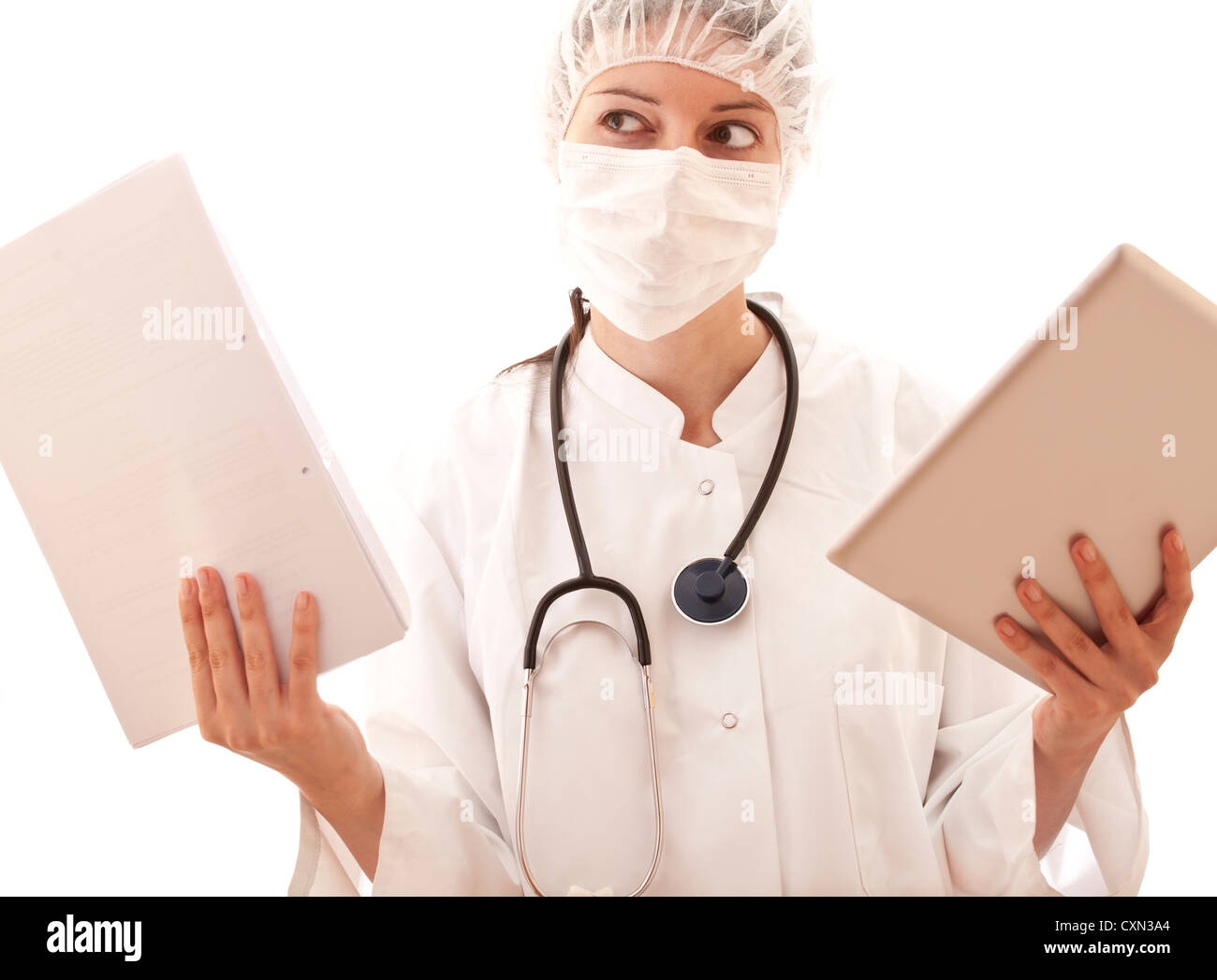 Ärztin mit Dokument und digital-Tablette isoliert auf weiss Stockfoto