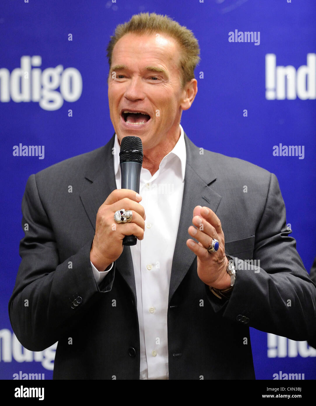 Schauspieler und ehemaliger Gouverneur von Kalifornien Arnold Schwarzenegger hält an Torontos Indigo Buchhandlung im Manulife Centre Förderung seiner Stockfoto