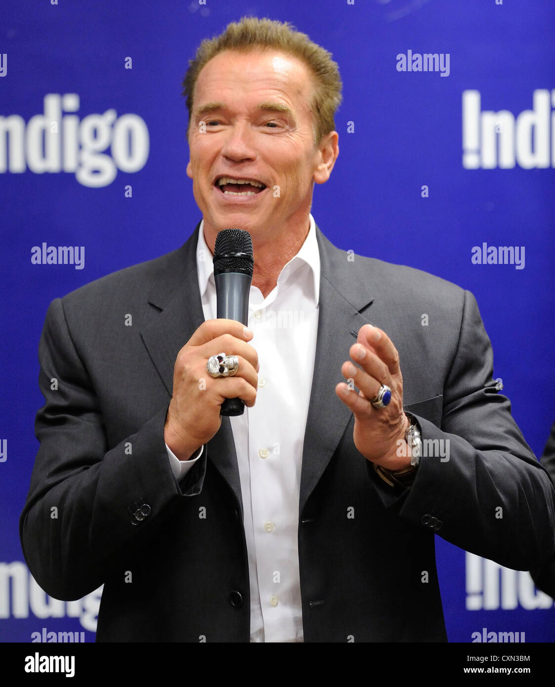 Schauspieler und ehemaliger Gouverneur von Kalifornien Arnold Schwarzenegger hält an Torontos Indigo Buchhandlung im Manulife Centre Förderung seiner Stockfoto