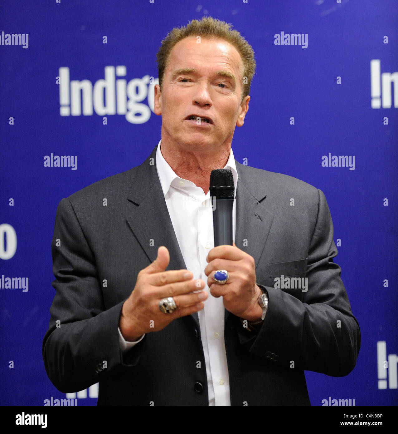 Schauspieler und ehemaliger Gouverneur von Kalifornien Arnold Schwarzenegger hält an Torontos Indigo Buchhandlung im Manulife Centre Förderung seiner Stockfoto