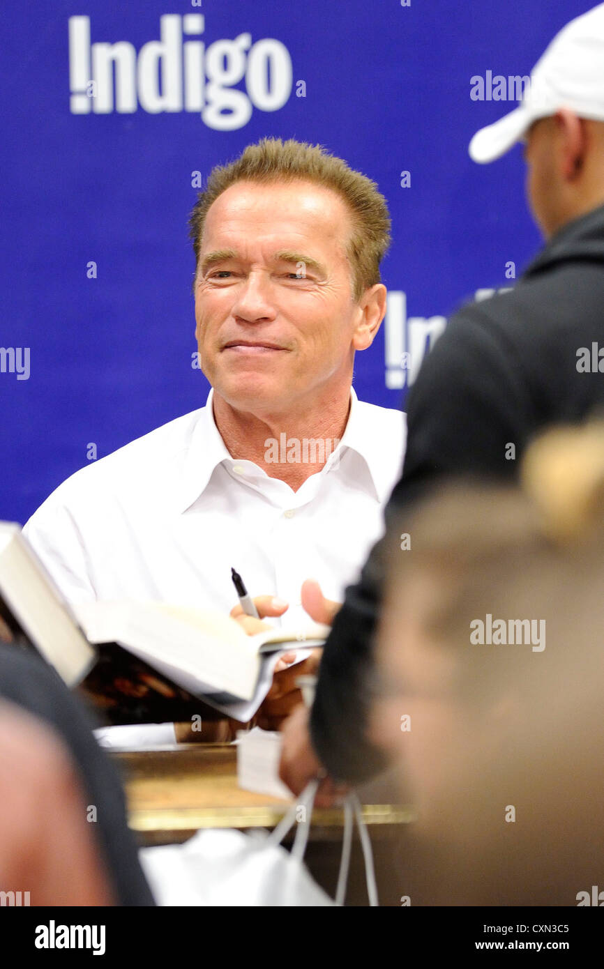 Schauspieler und ehemaliger Gouverneur von Kalifornien Arnold Schwarzenegger hält an Torontos Indigo Buchhandlung im Manulife Centre Förderung seiner Stockfoto