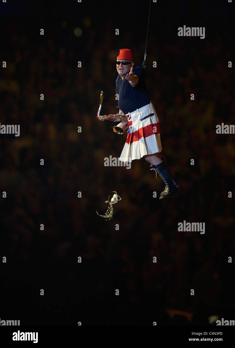 Der Wahnsinn-Saxophon-Spieler erhält aus den LKW gehoben. Stockfoto