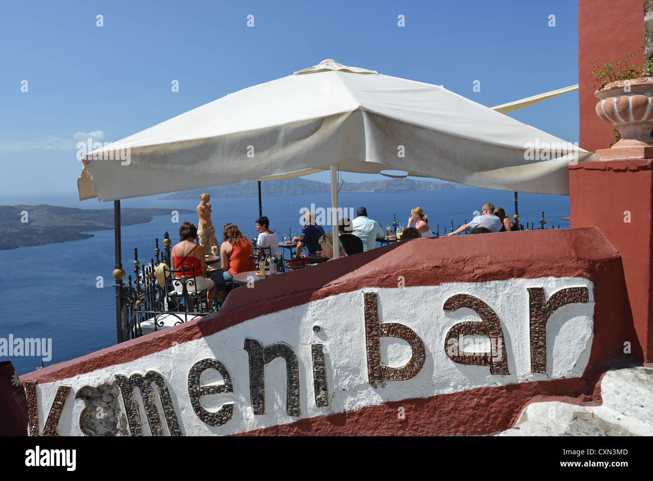 Palia Kameni Cocktailbar in Firá, Santorini, Cyclades, Region südliche Ägäis, Griechenland Stockfoto