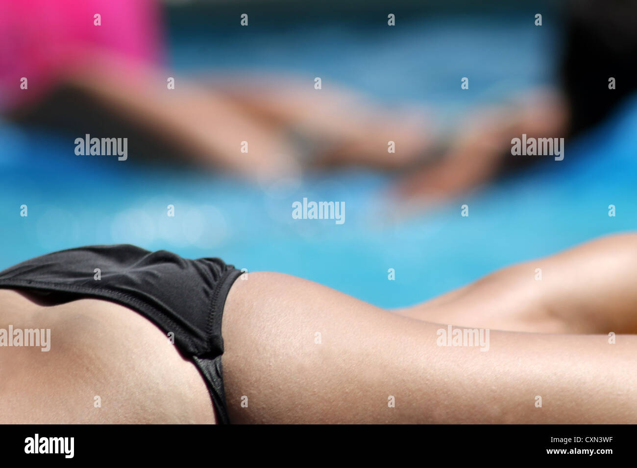 Körper der Frau ein Sonnenbad im Bikini, unteren Beine und Po. Stockfoto