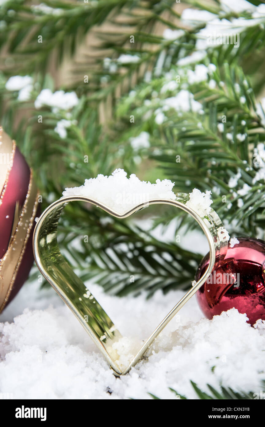 Schneebedeckte Herz Backform (Makroaufnahme) Stockfoto