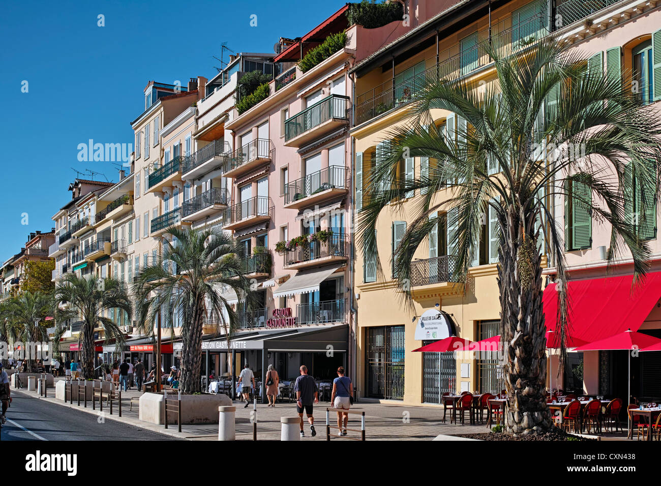 Quai Saint-Pierre Cannes Geschäfte und restaurants Stockfoto