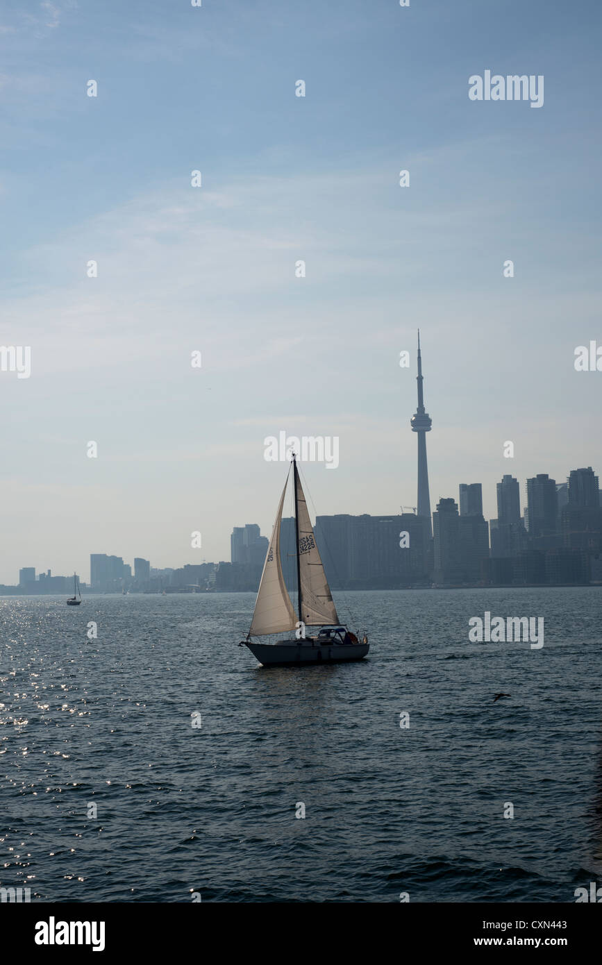 Yacht und Toronto Skyline Silhouette. Stockfoto