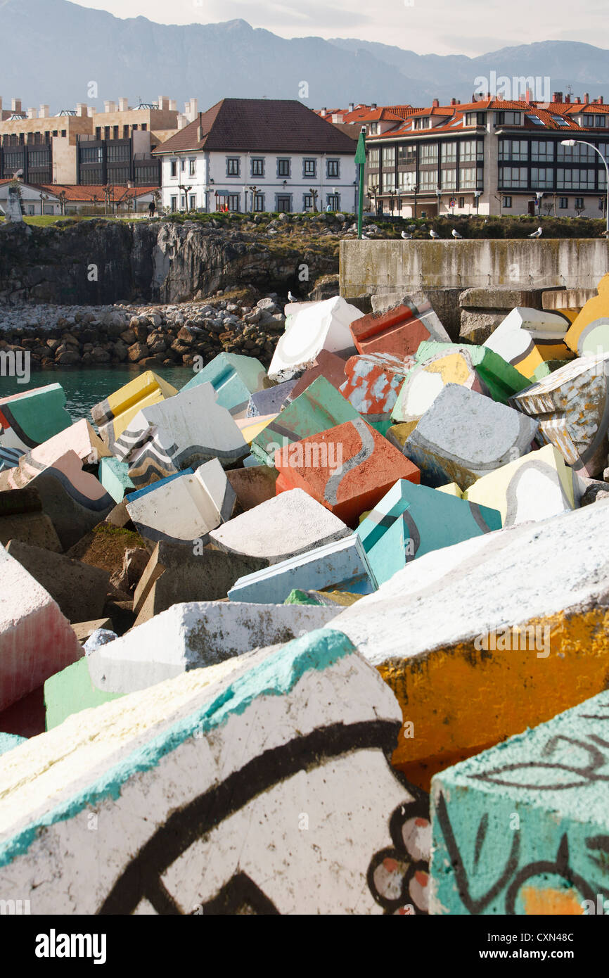 Hafen von Llanes.  Agustín Ibarrola hat die konkrete Würfel von der Hafenmauer in schillernden Farben und verrückten Designs gemalt. Stockfoto
