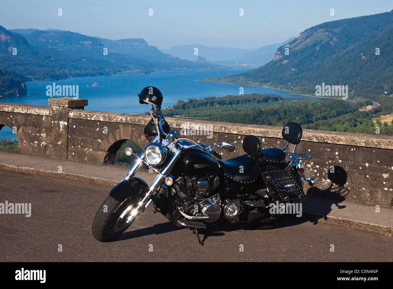 Columbia River Gorge von Vista House, Crown Point, Oregon - mit schwarzen Motorrad Stockfoto