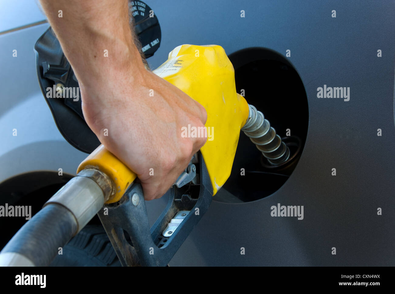 Die Hand des Menschen setzen Kraftstoff oder Benzin in ein Automobil Stockfoto