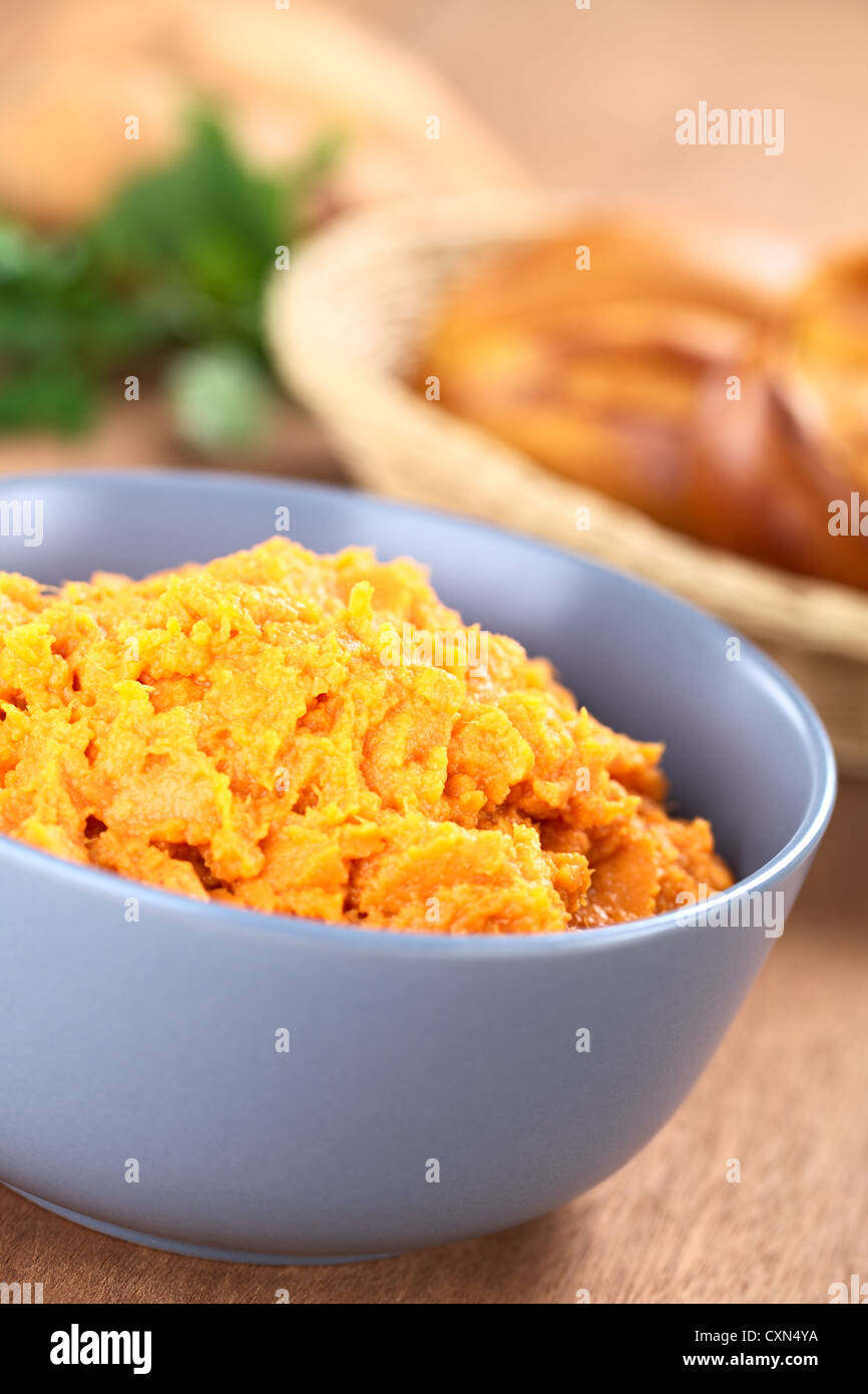 Schüssel mit Süßkartoffel verbreiten mit Süßkartoffel Brötchen im Brotkorb in den Rücken Stockfoto