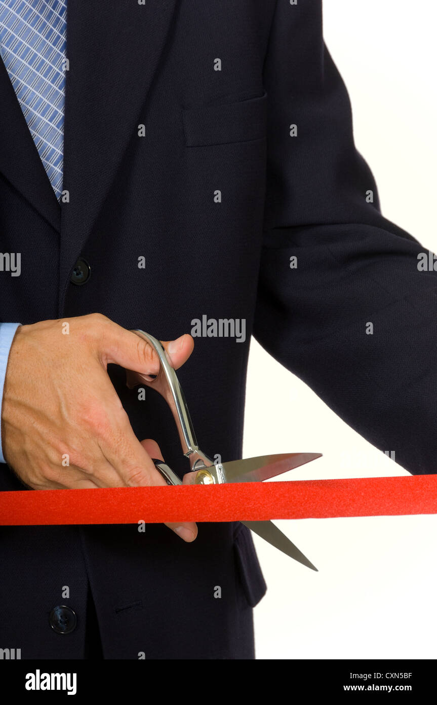 Nahaufnahme von einem mans Hand im blauen Anzug schneiden ein rotes Band mit glänzenden Schere-Fokus auf Band Stockfoto