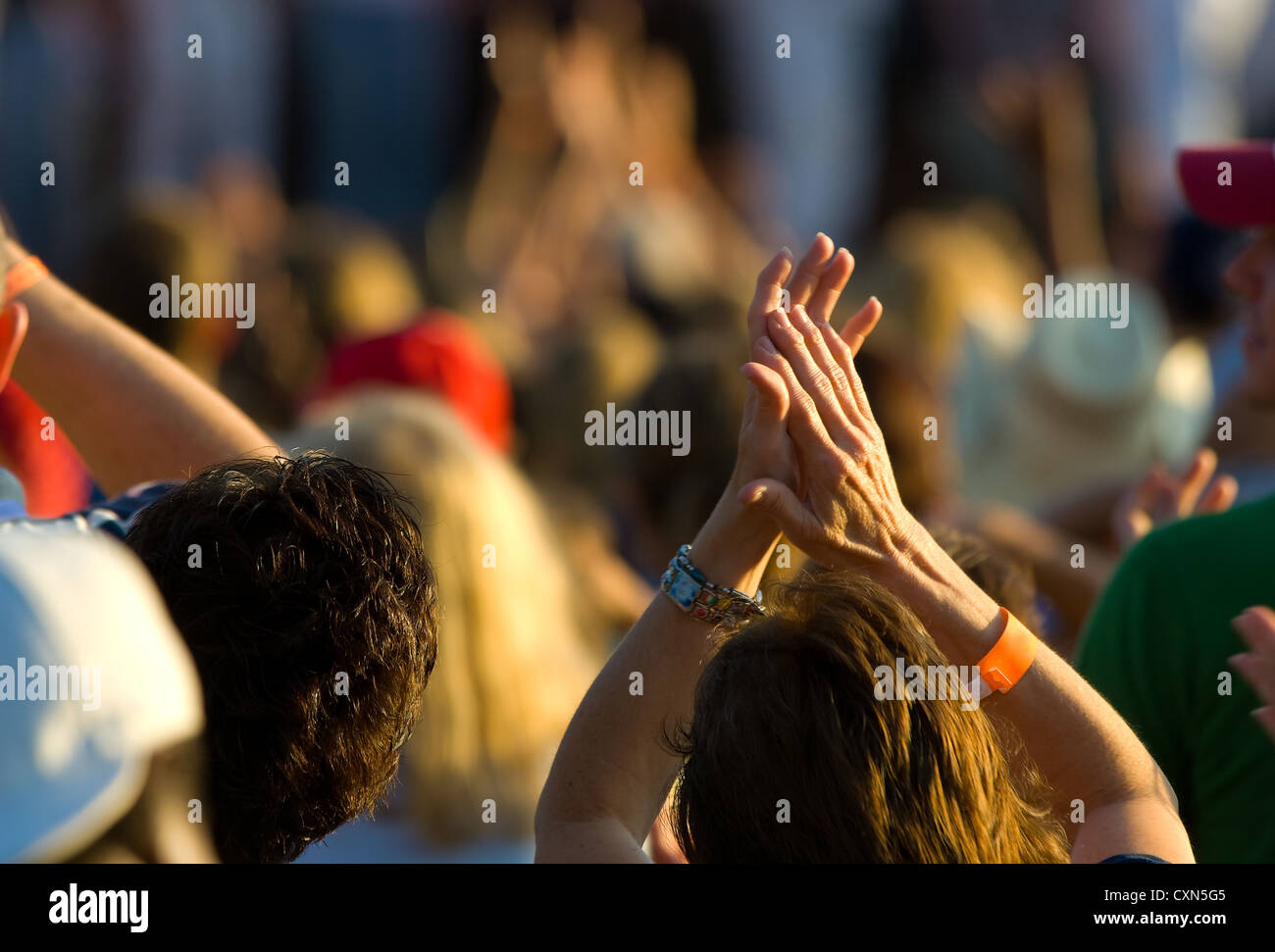 Hände klatschten über Köpfen bei einem Konzert Stockfoto