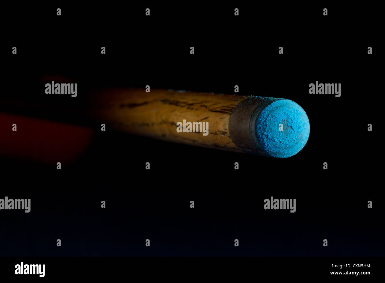 Dramatisch ausgeleuchteten Billard Cue Tip ergibt sich aus den schwarzen mit allerlei Textfreiraum. Stockfoto
