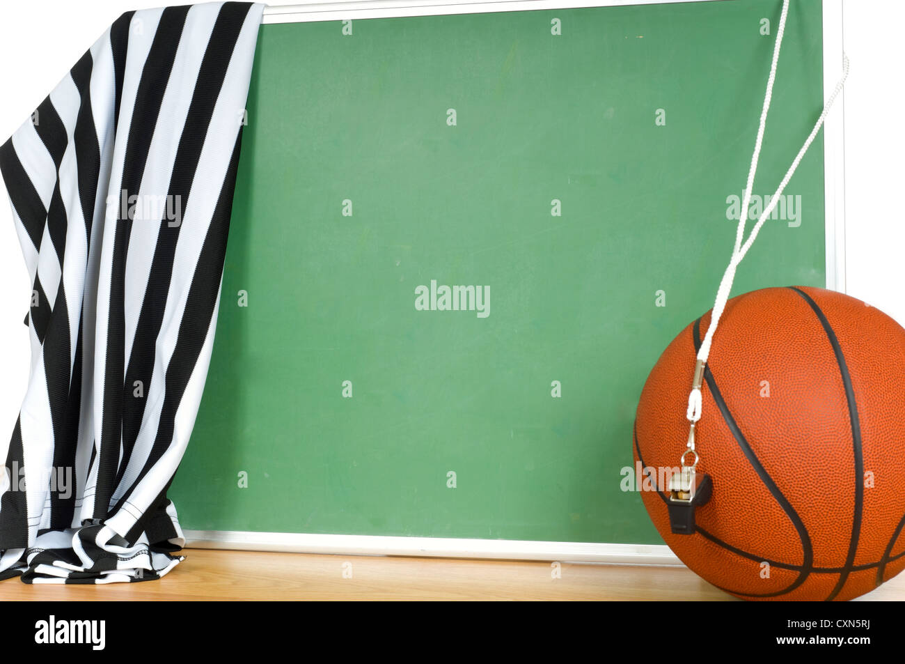 Basketball Spiel Beamten oder Schiedsrichter Elemente einschließlich einen Basketball, ein Trikot, eine Pfeife und eine Tafel für Ihren eigenen Text hinzufügen Stockfoto