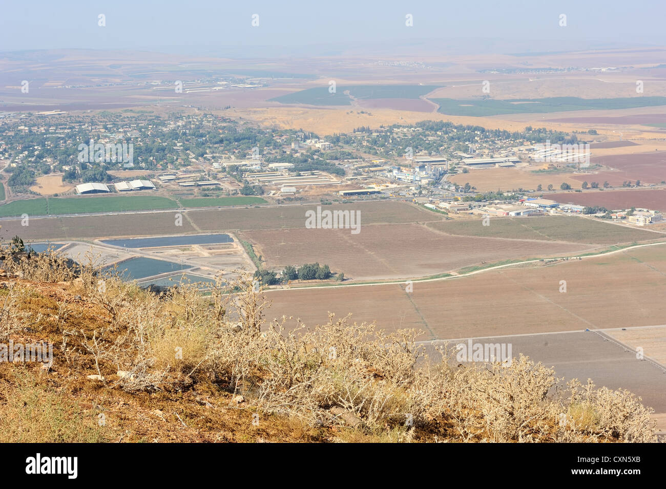 Bebaute Felder und Berge im Norden Israels in Galiläa Stockfoto