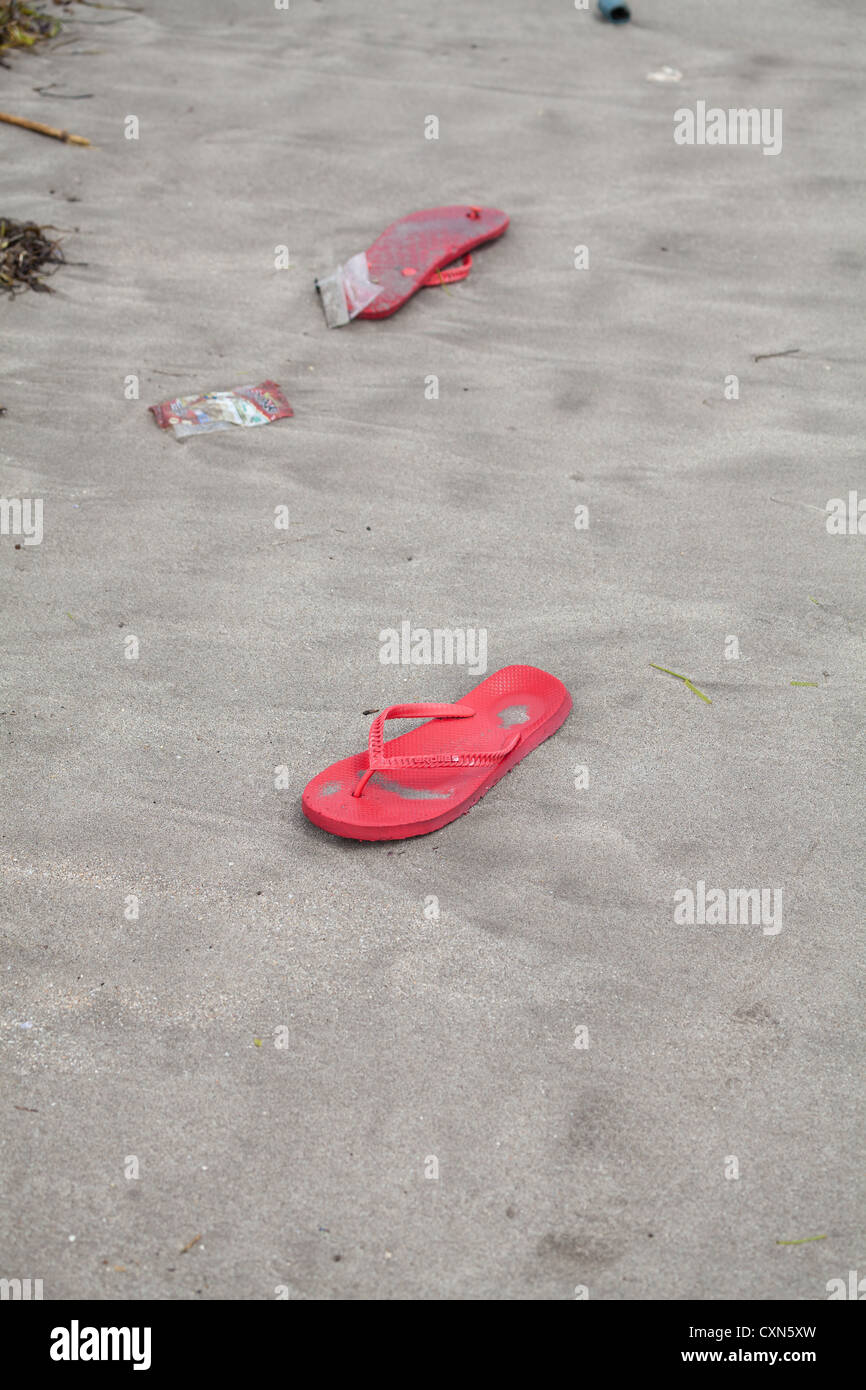 Flip Flop Sandalen auf Strand von Kuta auf Bali Stockfoto