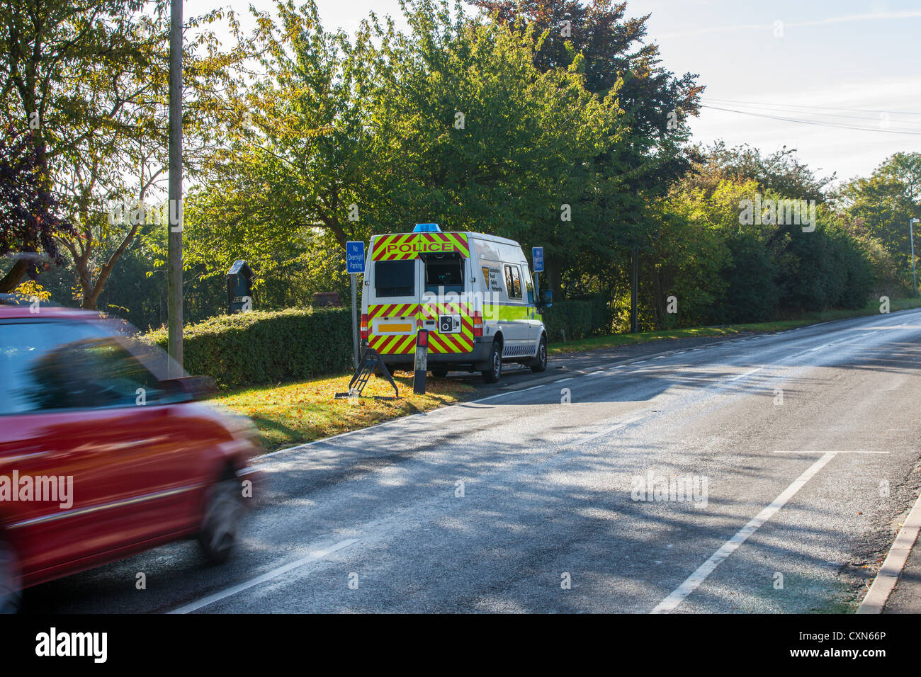 Auto vorbei an einen mobilen Blitzer im Dorf Stockfoto