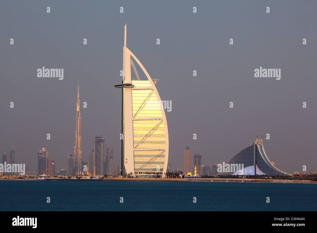 Skyline von Dubai in der Abenddämmerung, Vereinigte Arabische Emirate Stockfoto