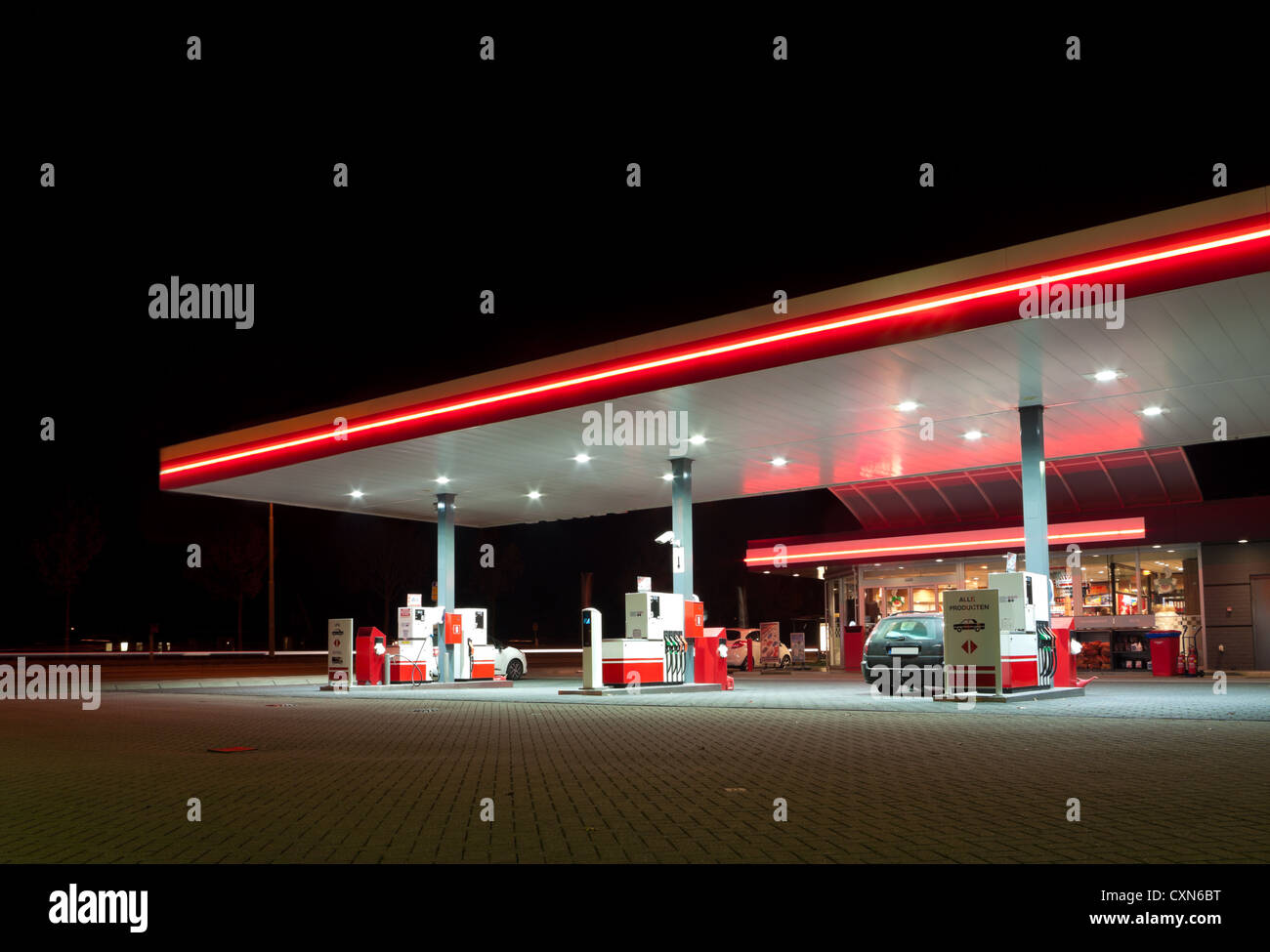 Tankstelle bei Nacht Stockfoto