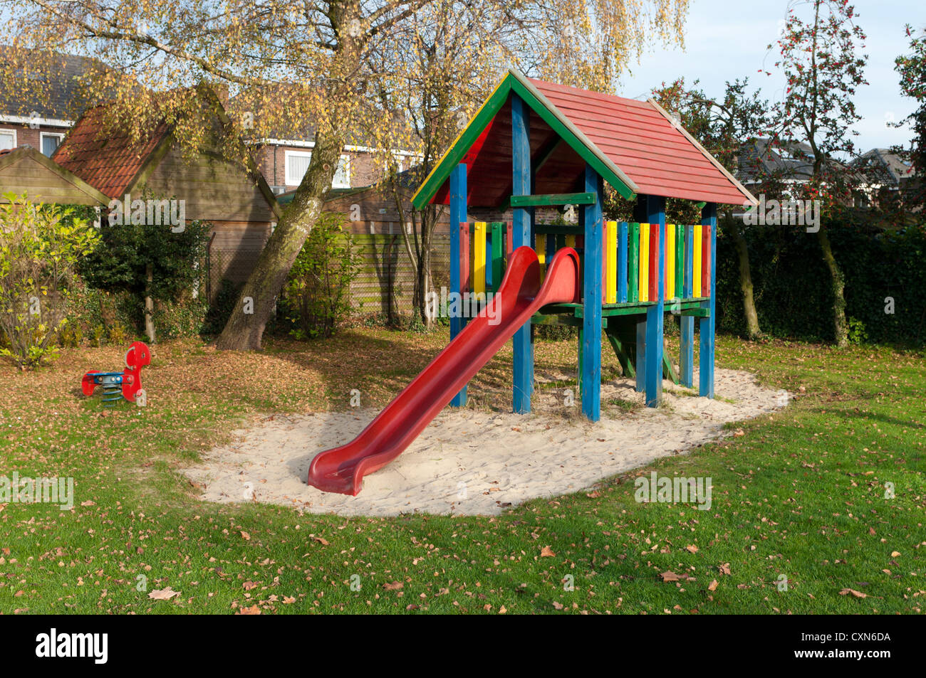 Kinderspielplatz mit einem bunten Haus mit Rutsche Stockfoto