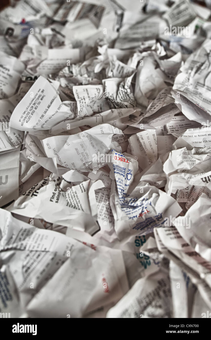 Kredit Debit Visa Amex, die verstreut in Unordnung Karte Krise Berg ungelesene Rechnungen und Quittungen Schulden knirschte vermasselt zugreifen Stockfoto